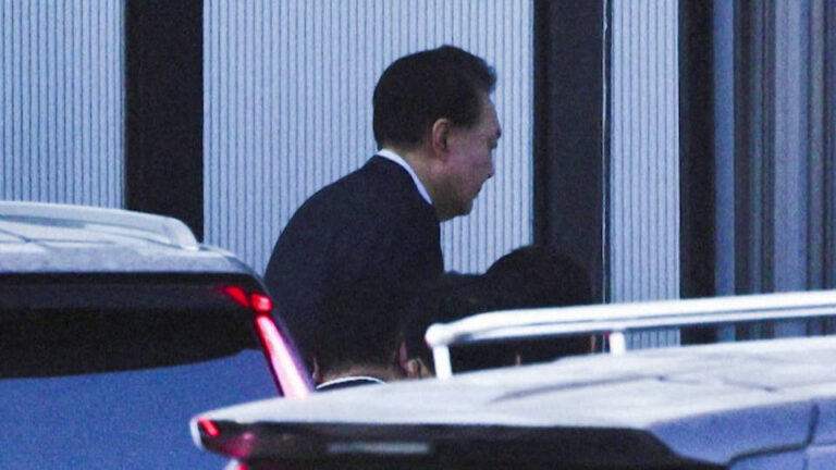 Las autoridades arrestan al presidente de Corea del Sur, Yoon Suk Yeol, por su intento de imponer la ley marcial