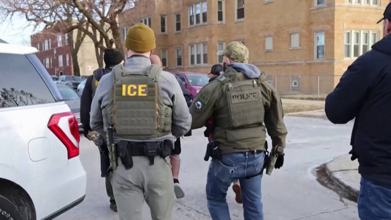 Una escuela de Chicago prohíbe la entrada a agentes federales en el marco de las medidas represivas que el Gobierno de EE.UU. está llevando a cabo contra los inmigrantes en todo el país