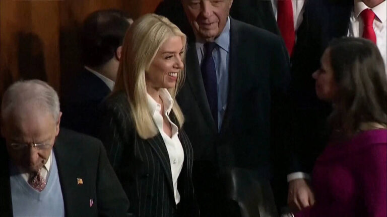El Senado de EE.UU. avanza en el proceso de aprobación de la candidata a fiscal general, Pam Bondi, y de la elegida por Trump para dirigir la Administración de Pequeños Negocios, Kelly Loeffler