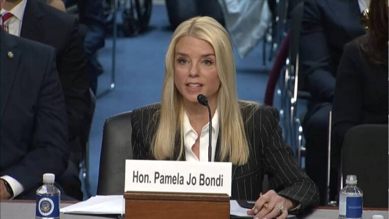 La candidata de Trump para fiscal general de EE.UU., Pam Bondi, no descarta la posibilidad de llevar a juicio a los críticos del presidente electo