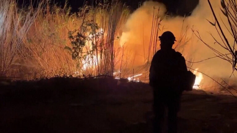 El número de muertos por los incendios en Los Ángeles aumenta a 25 mientras los meteorólogos advierten sobre ráfagas de viento de más de 110 kilómetros por hora