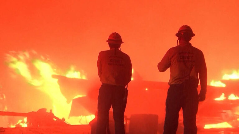 EE.UU.: las autoridades del condado de Los Ángeles ordenan evacuaciones masivas al tiempo que tres incendios forestales de rápida propagación amenazan hogares y vidas