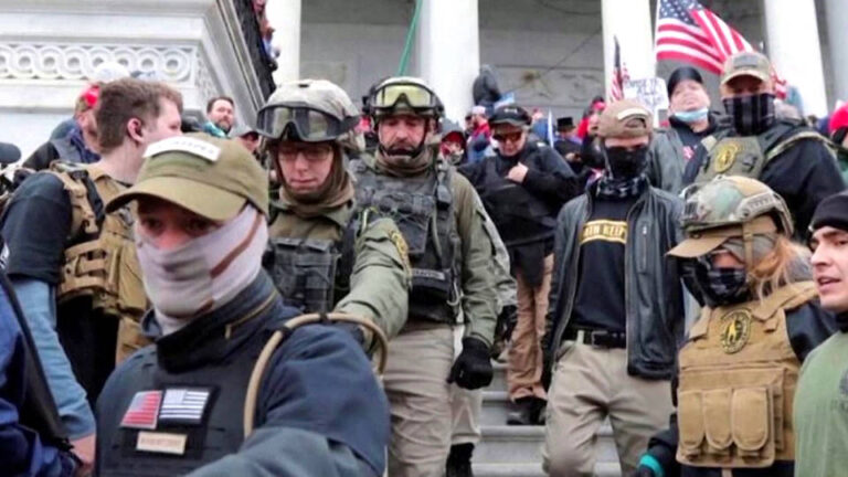 Trump indulta a 1.500 personas acusadas por la insurrección del 6 de enero de 2021 en el Capitolio de EE.UU., incluidos miembros de los grupos ultraderechistas Proud Boys y Oath Keepers