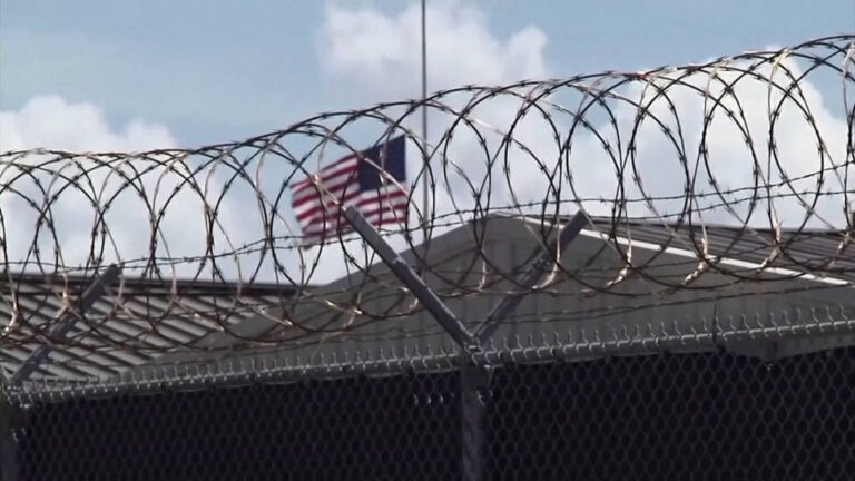 Trump pide al Pentágono preparar un centro de detención masiva para 30.000 inmigrantes en la bahía de Guantánamo