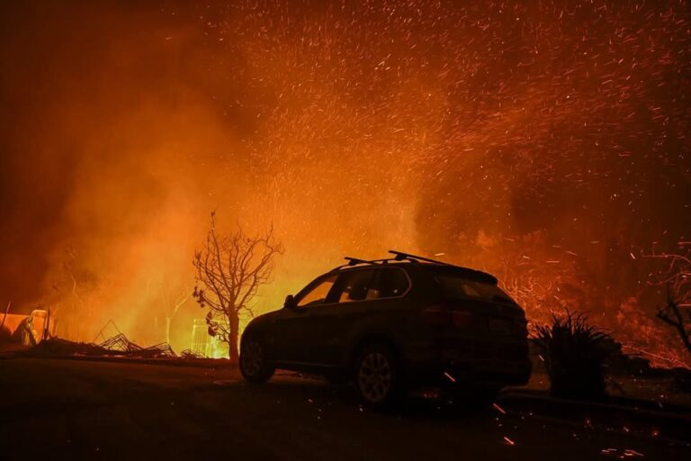 Aumenta a 24 el número de muertes por los incendios forestales en Los Ángeles al tiempo que las autoridades sanitarias declaran emergencias de salud pública por la calidad del aire