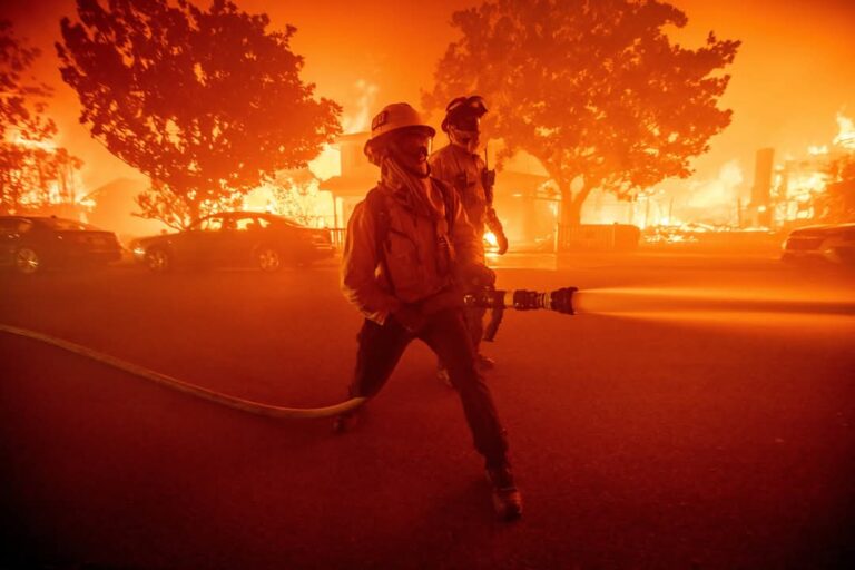 El número de muertos en Los Ángeles asciende a diez al tiempo que los incendios más grandes aún no han podido ser contenidos