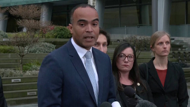 “Descaradamente inconstitucional”: un juez de EE.UU. bloquea la orden ejecutiva de Trump que pretendía poner fin a la ciudadanía estadounidense por derecho de nacimiento