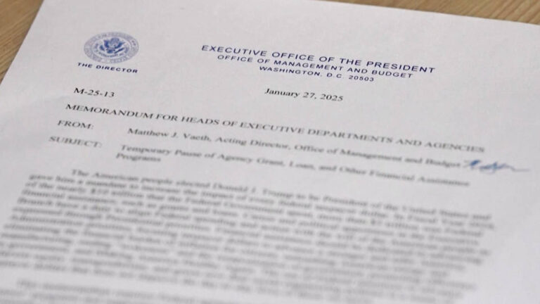 Una jueza federal de distrito bloquea temporalmente el plan radical de Trump de congelar billones de dólares en subvenciones y préstamos federales