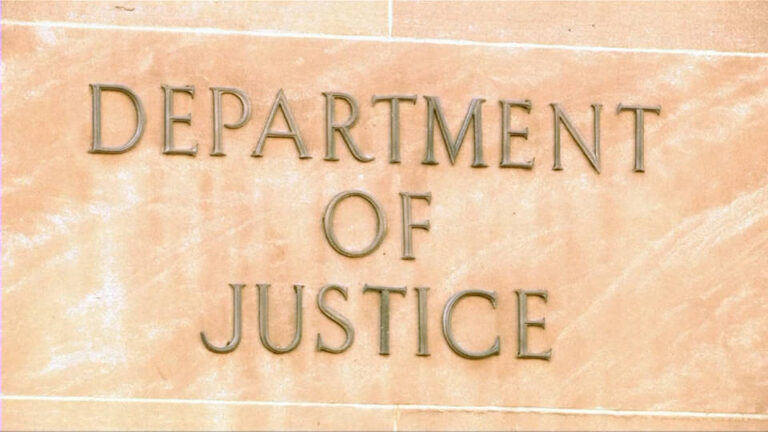 El Departamento de Justicia de EE.UU. paraliza los casos pendientes de derechos civiles y ordena el procesamiento de funcionarios locales que se resistan a aplicar la política de deportaciones en masa