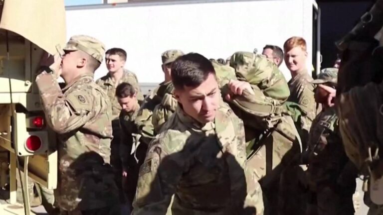 El Pentágono llega a un acuerdo histórico con exmilitares de la comunidad LGBTQ+ que fueron despedidos bajo la política “No preguntar, no decir”