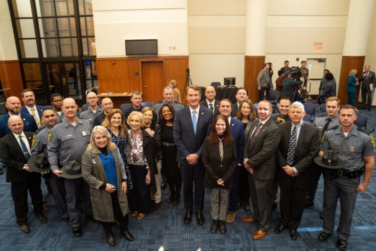 Gobernador de Virginia revela iniciativas para combatir la trata de personas