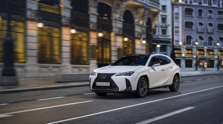 ¿Quiere alargar las visitas a la gasolinera?  El 2025 Lexus UX 300 híbrido es el SUV de lujo con menor consumo de combustible.