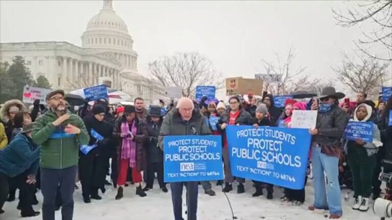 Maestros y legisladores se manifiestan frente al Capitolio de Washington D.C. en vísperas de la audiencia de confirmación de Linda McMahon como secretaria de Educación