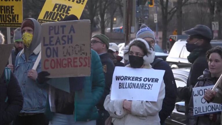 Inspectores de agencias gubernamentales que fueron despedidos demandan a Trump; un juez levanta la paralización del plan de renuncia voluntaria para funcionarios federales