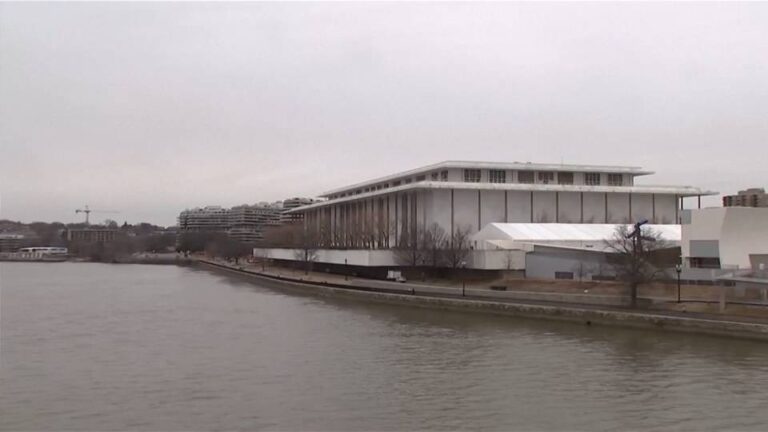 La nueva junta directiva del Centro Kennedy, que fue designada por Trump, nombra al mandatario estadounidense como su nuevo presidente