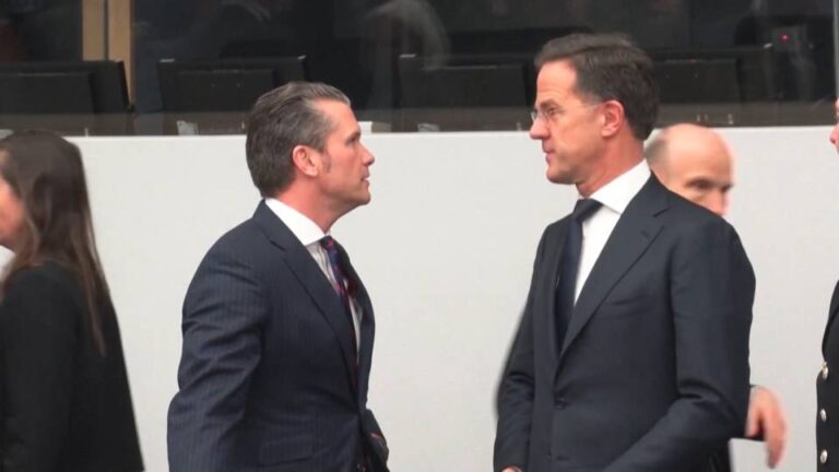 Trump anuncia el inicio de negociaciones de paz sobre Ucrania tras hablar con Putin y Zelenzky, al tiempo que Europa critica los comentarios del secretario de Defensa de EE.UU.