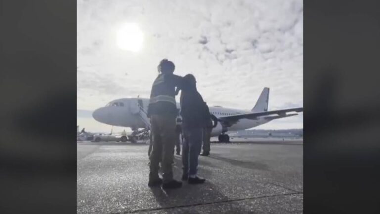 EE.UU. deporta a solicitantes de asilo, incluidos menores de edad, a un centro de detención situado en las afueras de la selva panameña del Darién