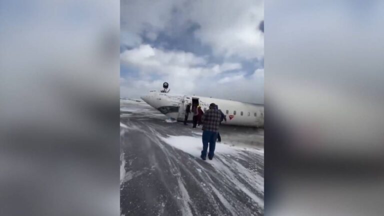 Un avión de Delta Airlines vuelca en una pista de aterrizaje de Toronto, 18 personas heridas