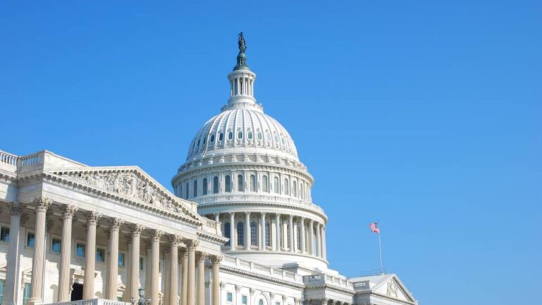 Trump suspende la aplicación de la Ley de Prácticas Corruptas en el Extranjero y despide al director de la Oficina de Ética Gubernamental