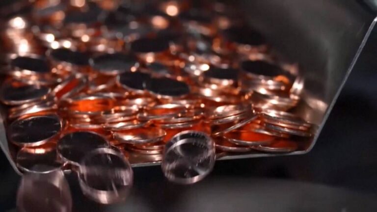 Trump ordena al Departamento del Tesoro detener la producción de monedas de un centavo