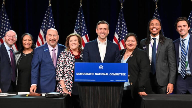 El Comité Nacional Demócrata ignora los llamados de las bases progresistas del partido y elige al moderado Ken Martin como su nuevo presidente