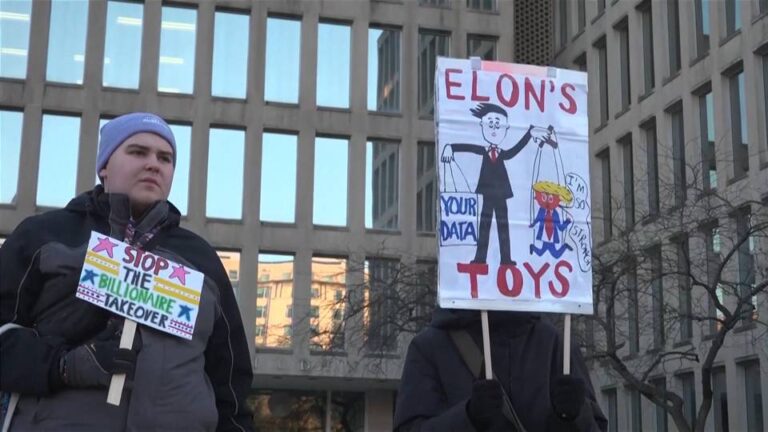 Trump ordena despidos masivos de trabajadores federales y designa a “líderes de equipo” del DOGE en las agencias gubernamentales de EE.UU.