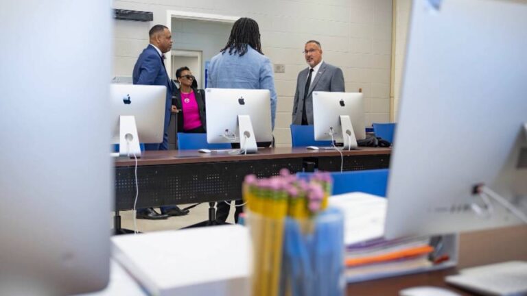 El Departamento de Educación de EE.UU. amenaza con realizar recortes drásticos a las escuelas que promueven la diversidad