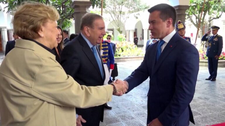 El presidente de Ecuador impone aranceles a productos procedentes de México