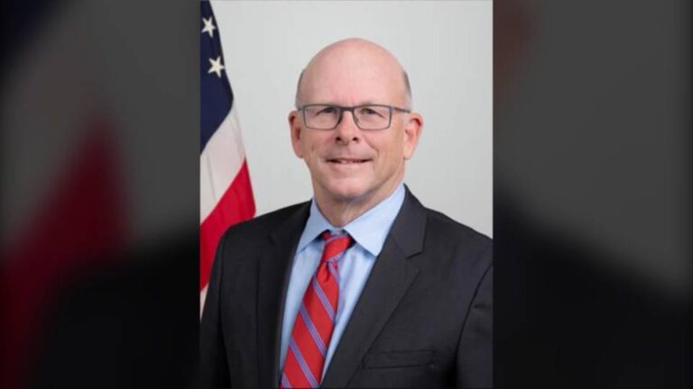 EE.UU.: el director de la división de alimentos de la FDA dimite de su cargo en protesta por los despidos masivos