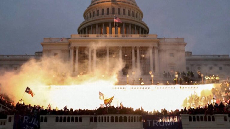 Trump destituye a más de 30 fiscales que trabajaron en casos sobre el asalto al Capitolio