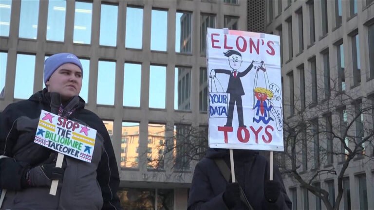 Un juez federal de EE.UU. dictamina que Trump no acató el fallo que ordenaba detener la congelación de fondos federales