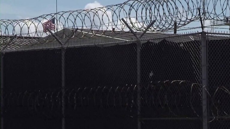 Un juez de EE.UU. bloquea el traslado a Guantánamo de tres inmigrantes venezolanos detenidos