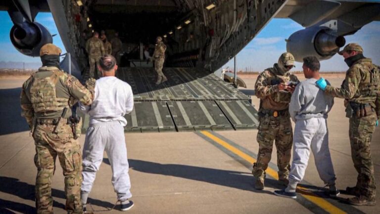 Llega a la bahía de Guantánamo el primer vuelo que traslada desde EE.UU. a inmigrantes detenidos