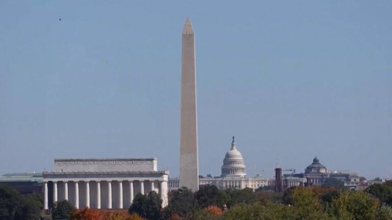 Una jueza federal de EE.UU. extiende una medida cautelar temporal contra los intentos de Trump de congelar fondos federales