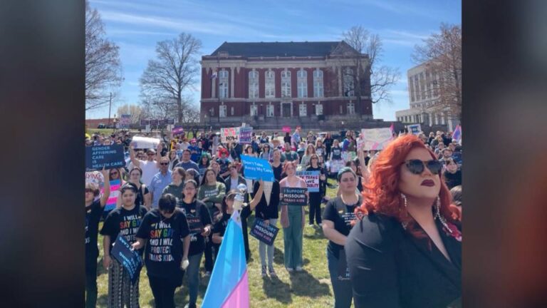 EE.UU.: Kansas prohíbe la atención médica relacionada con la afirmación de género para jóvenes transgénero tras la anulación del veto de la gobernadora por parte de los legisladores republicanos