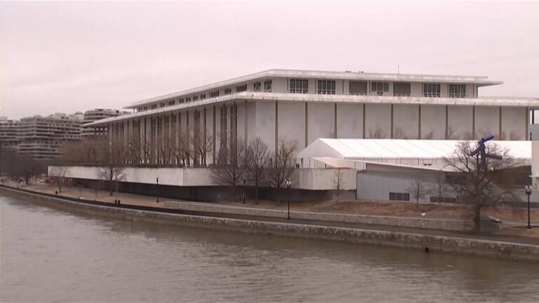 Trump despide a miembros de la junta directiva del Centro Kennedy para las Artes Escénicas y anuncia que será el nuevo presidente de esa institución