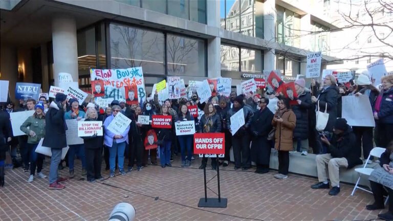 Legisladores de EE.UU. se unen a las protestas contra el cierre de la Oficina para la Protección Financiera del Consumidor