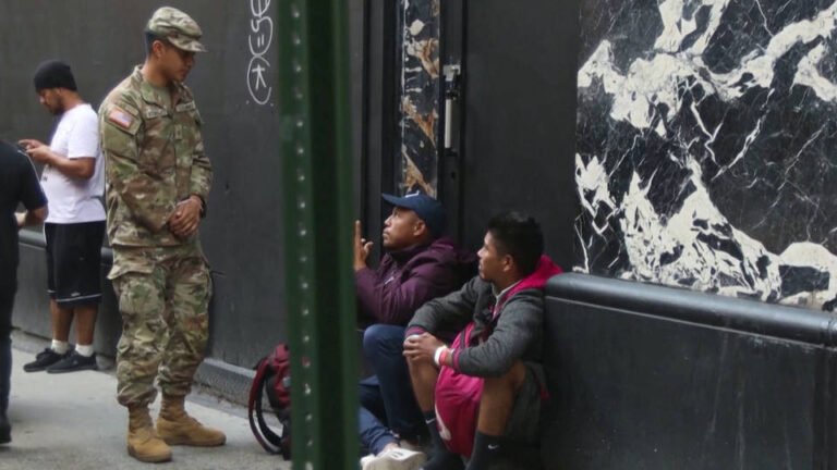 El Gobierno de Trump retira 80 millones de dólares que habían sido otorgados a Nueva York; el Distrito de Escuelas Públicas de Denver presenta una demanda contra las redadas del ICE en las escuelas