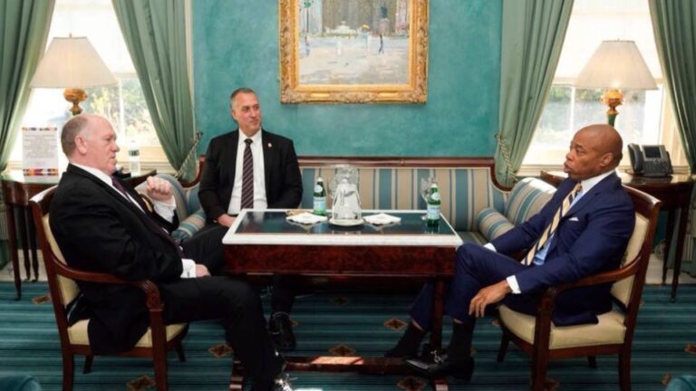 Un séptimo fiscal dimite en protesta por la decisión del Departamento de Justicia de EE.UU. de retirar los cargos de corrupción contra el alcalde de Nueva York, Eric Adams