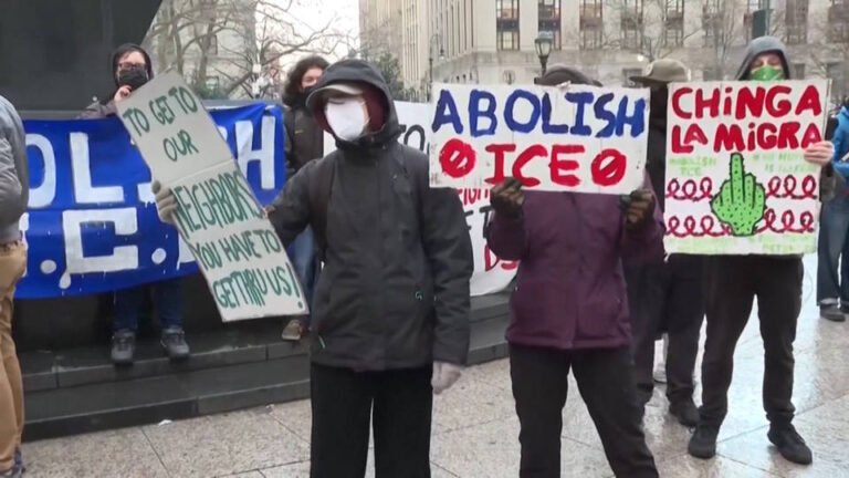 Comunidades inmigrantes de Nueva York protestan contra la decisión del alcalde Eric Adams de permitir al Servicio de Inmigración operar en la cárcel de Rikers