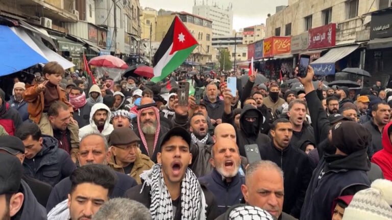 Trump amenaza con suspender la ayuda de EE.UU. a Jordania y Egipto si no aceptan acoger a los palestinos que planea expulsar de Gaza