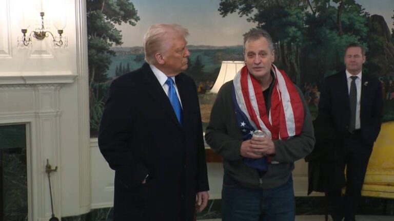 Trump recibe al maestro de escuela estadounidense Marc Fogel en la Casa Blanca tras un “acuerdo justo” que le permitió salir de una prisión rusa