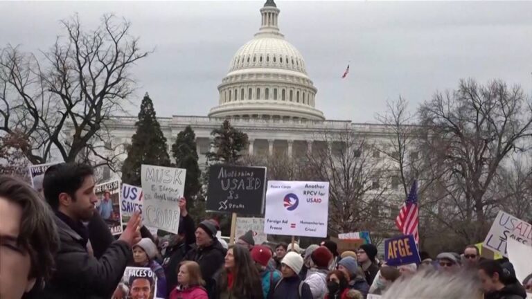 Miles de personas protestan en diferentes partes de EE.UU. contra la toma de control de agencias gubernamentales por parte de Trump y Musk