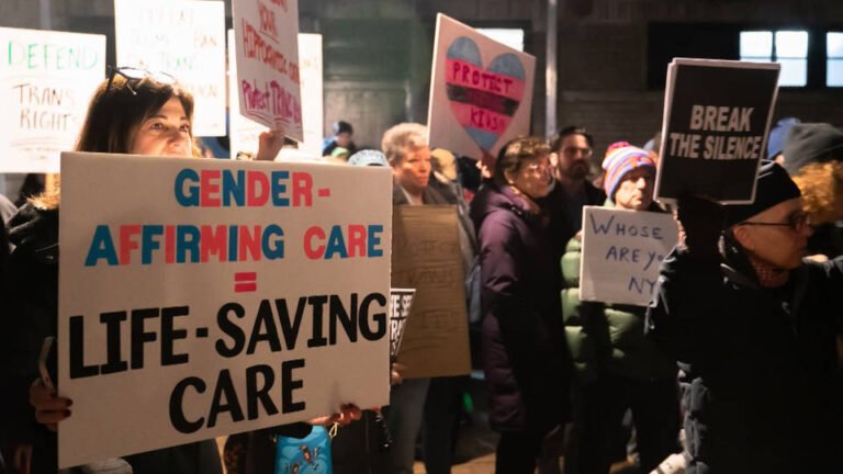 Un juez de EE.UU. bloquea la orden ejecutiva que prohíbe atención médica para jóvenes transgénero; estudiantes de New Hampshire demandan la prohibición de atletas transgénero en deportes escolares