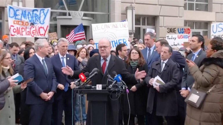 Legisladores demócratas protestan frente a la sede de la USAID contra los planes de Trump de desmantelar dicha agencia