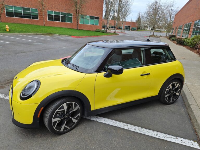 2025 Mini Cooper S. EL buen perfume se vende en frasco pequeño.