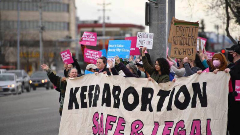 Un juez federal bloquea una ley de Alabama que penaliza a quienes ayudan a personas a acceder al aborto