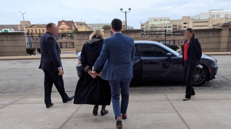 El FBI arresta a una jueza de Milwaukee acusada de ayudar a un inmigrante a evadir a las autoridades