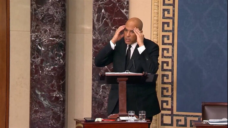 El senador estadounidense Cory Booker bate el récord del discurso más largo de la historia del Senado de EE.UU. tras arremeter durante 25 horas contra el presidente Trump y sus políticas