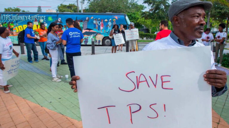 Una jueza bloquea el intento de Trump de revocar las protecciones contra la deportación de ciudadanos de Cuba, Haití, Nicaragua y Venezuela que viven en EE.UU.